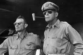 Kính Rayban Aviator đầu tiên ra mắt năm 1937
